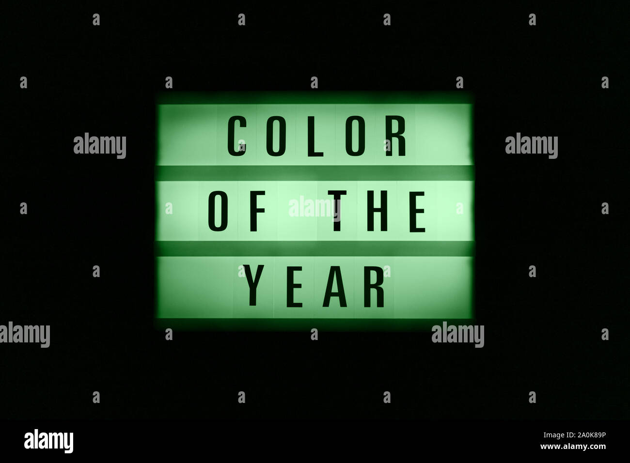 Im Dunkeln leuchten Box von neon grün mit Aufschrift Farbe des Jahres Stockfoto