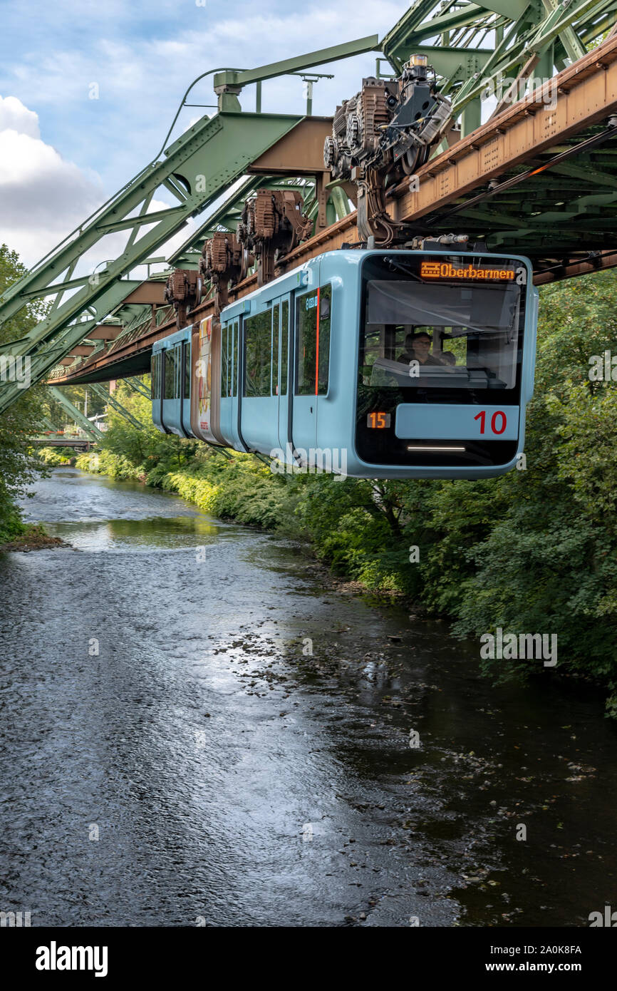 Die erstaunliche Hängebahn bezeichnet die Schwebebahn in Wuppertal, in der  Nähe von Düsseldorf im Westen Deutschlands. Alle Züge sind jetzt diese  blasse Farbe blau Stockfotografie - Alamy
