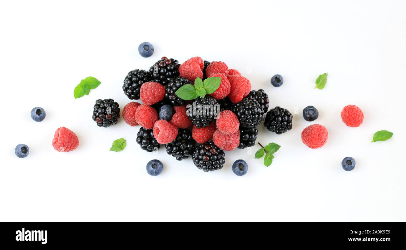 Frische Beeren. Himbeeren, Brombeeren und Heidelbeeren mit Minze auf weißem Hintergrund. Ansicht von oben Stockfoto