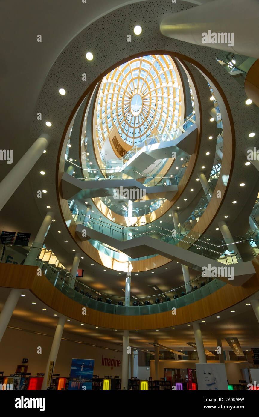 Atrium saircase in Liverpool Central Library im Zentrum, England Stockfoto