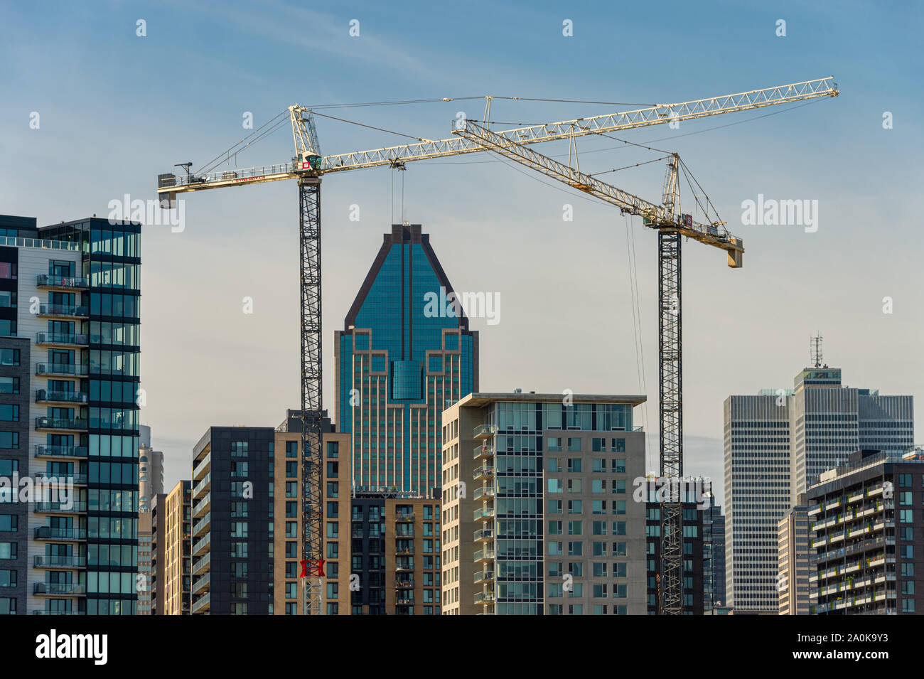 Montreal, Kanada - 19 September 2019: Gebäude im Bau in Montreal Downtown, mit 1000 De la Gauchetiere Gebäude im Hintergrund. Stockfoto