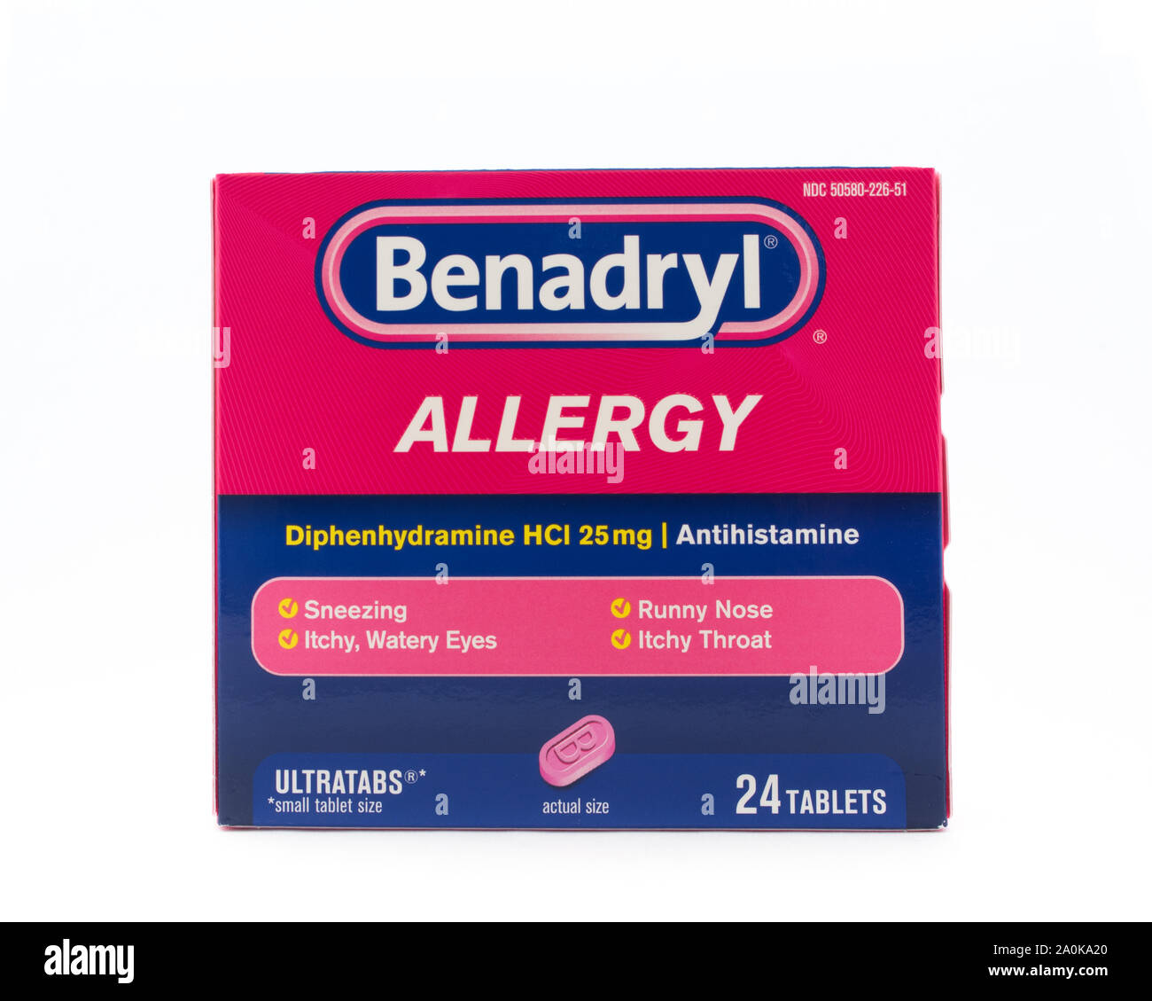 Eine Schachtel mit 24 Benadryl Allergie Tabletten, und Antihistaminikum zur Entlastung von Niesen, juckende, laufende Nase und tränende Augen, juckende Kehle. Stockfoto