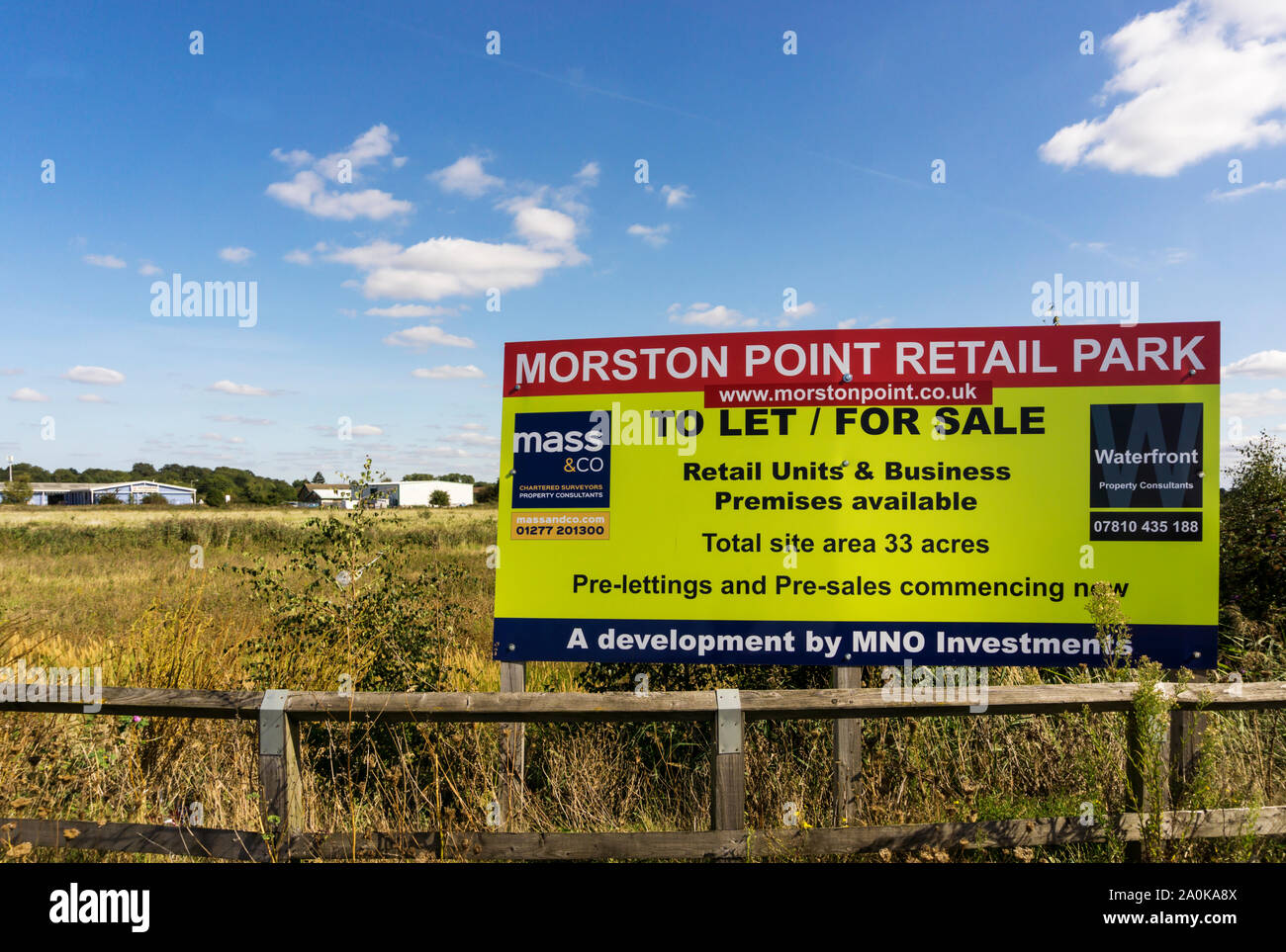 Zeichen für eine neue Entwicklung auf der grünen Wiese am Stadtrand von King's Lynn, Norfolk. Stockfoto