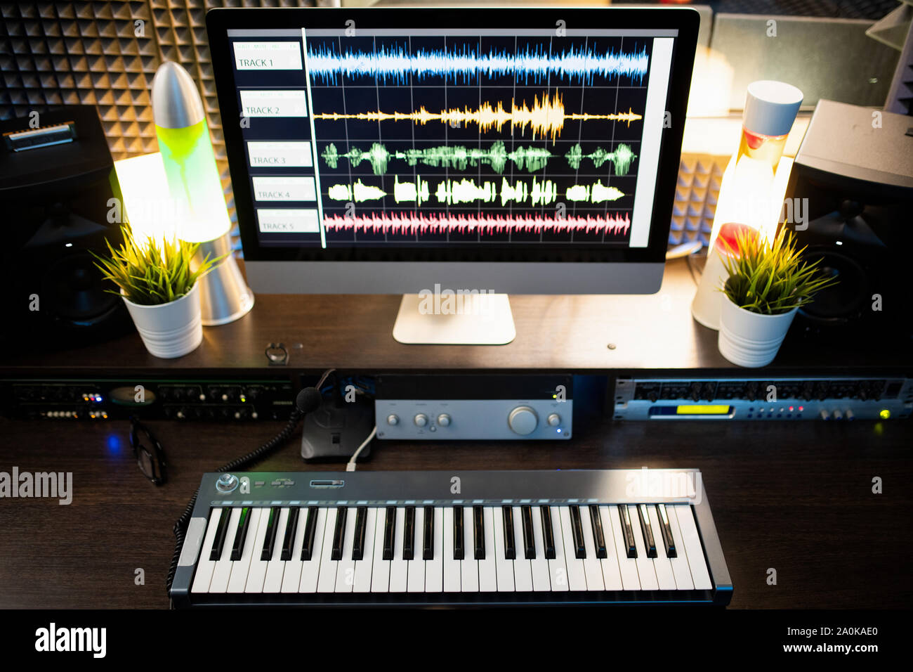 Tastatur und Bildschirm mit Waveform sound Visualisierung auf Schreibtisch Stockfoto