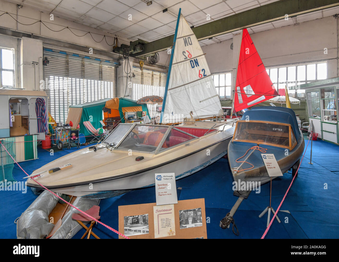 19. September 2019, Brandenburg, Trebus: Boote und Camping Objekte aus DDR-Zeiten gehören zu einer Ausstellung der IFA-Freunde Trebus. Die ehemaligen deutschen Staat im kleinen Maßstab existiert in der brandenburgischen Provinz. Die IFA-Freunde in Trebus bietet eine authentische Reise durch die Zeit in das alltägliche Leben in der DDR auf 14.000 Quadratmeter Fläche. Besucher in Erinnerungen bei Führungen verwöhnen. Foto: Patrick Pleul/dpa-Zentralbild/ZB Stockfoto