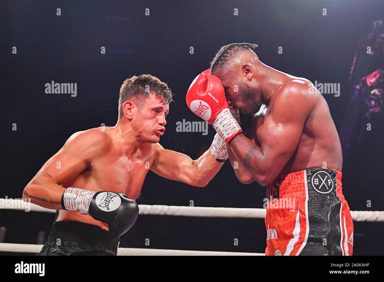 London, Großbritannien. 20 Sep, 2019. Linus Udafla vs Liam Griffinths während unter Kampf Karte der ultimative Boxxer 5 Turnier in der O2 Arena Indigo am Freitag, 20. September 2019 in London, Vereinigtes Königreich. Credit: Taka Wu/Alamy leben Nachrichten Stockfoto