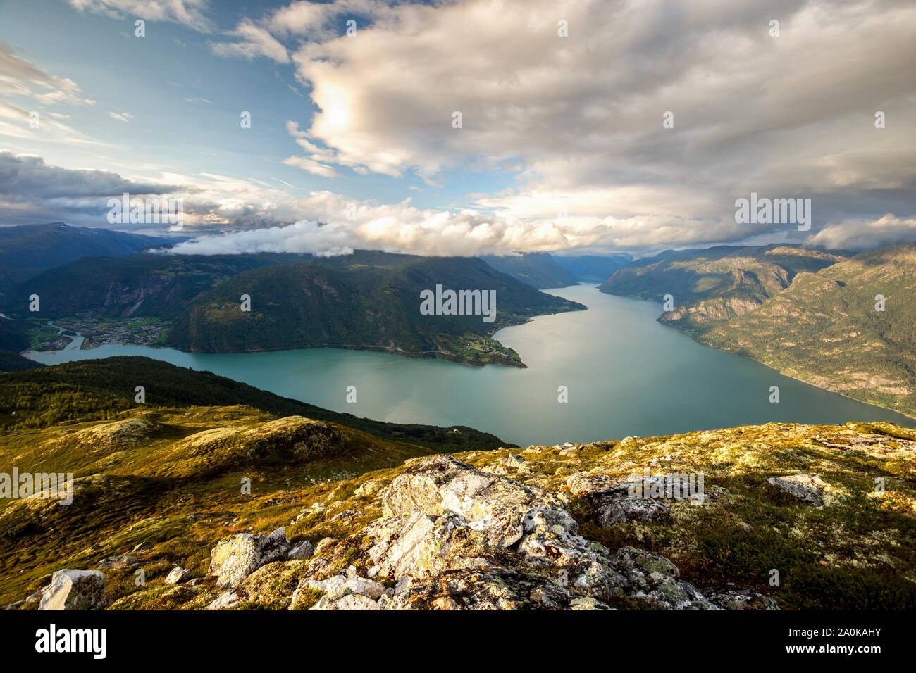 Blick vom Mt. golden über lustrafjord am Goldenen Stunde Stockfoto