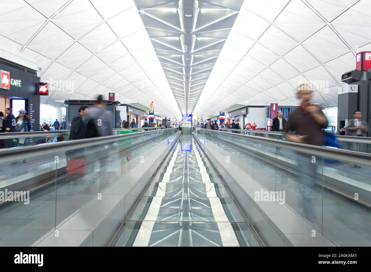 Reisende auf Fahrsteig, Flughafen Chek Lap Kok, Hong Kong, China Stockfoto
