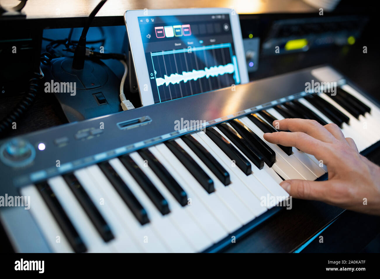 Finger der jungen zeitgenössischen Pianisten drücken der Tasten der Tastatur Stockfoto
