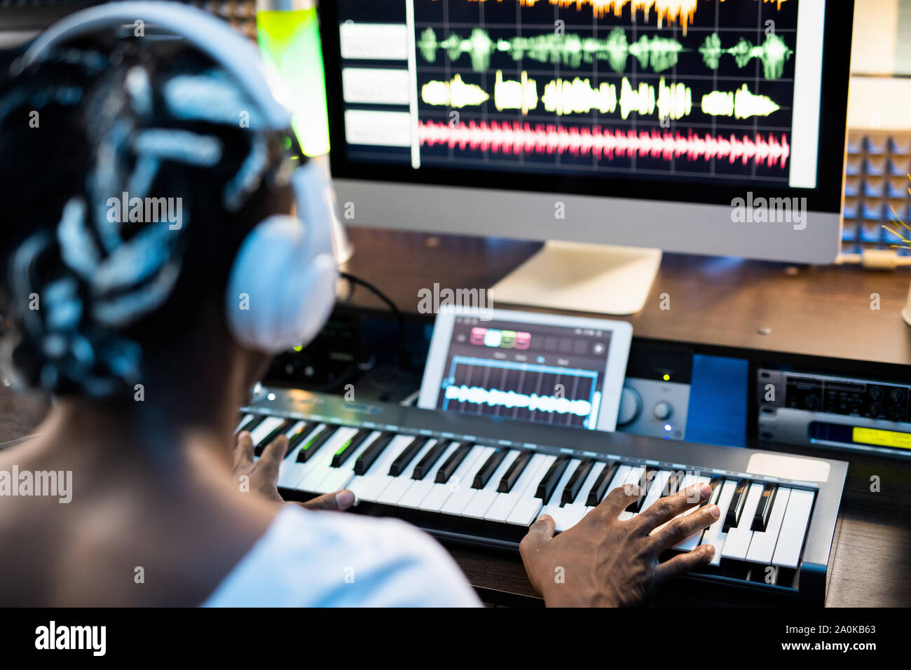 Afrikanische oder gemischt - Rennen junge Mann Berühren von Tasten der Tastatur vom Computer Stockfoto