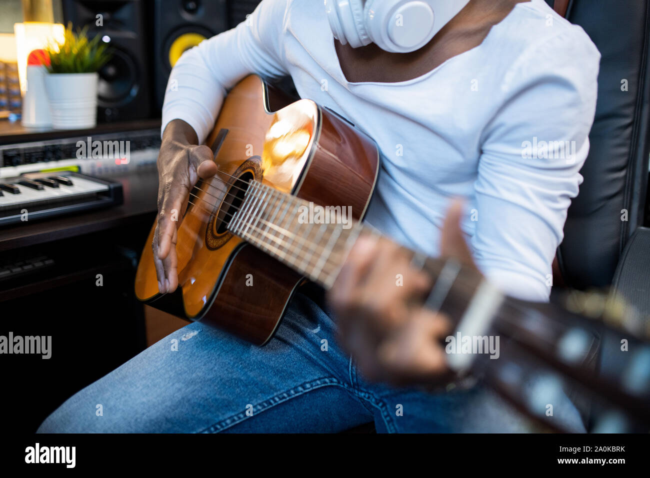 Akustik Gitarre, Musiker der Afrikanischen Ethnie während der Gesang gehalten Stockfoto