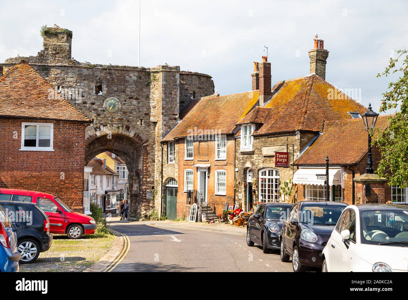 Roggen, Sussex, UK - 27. Juli 2019: Die Straße zur landgate Arch. Es ist die letzte der beiden Tore gebaut Roggen aus Invasoren zu verteidigen. Stockfoto