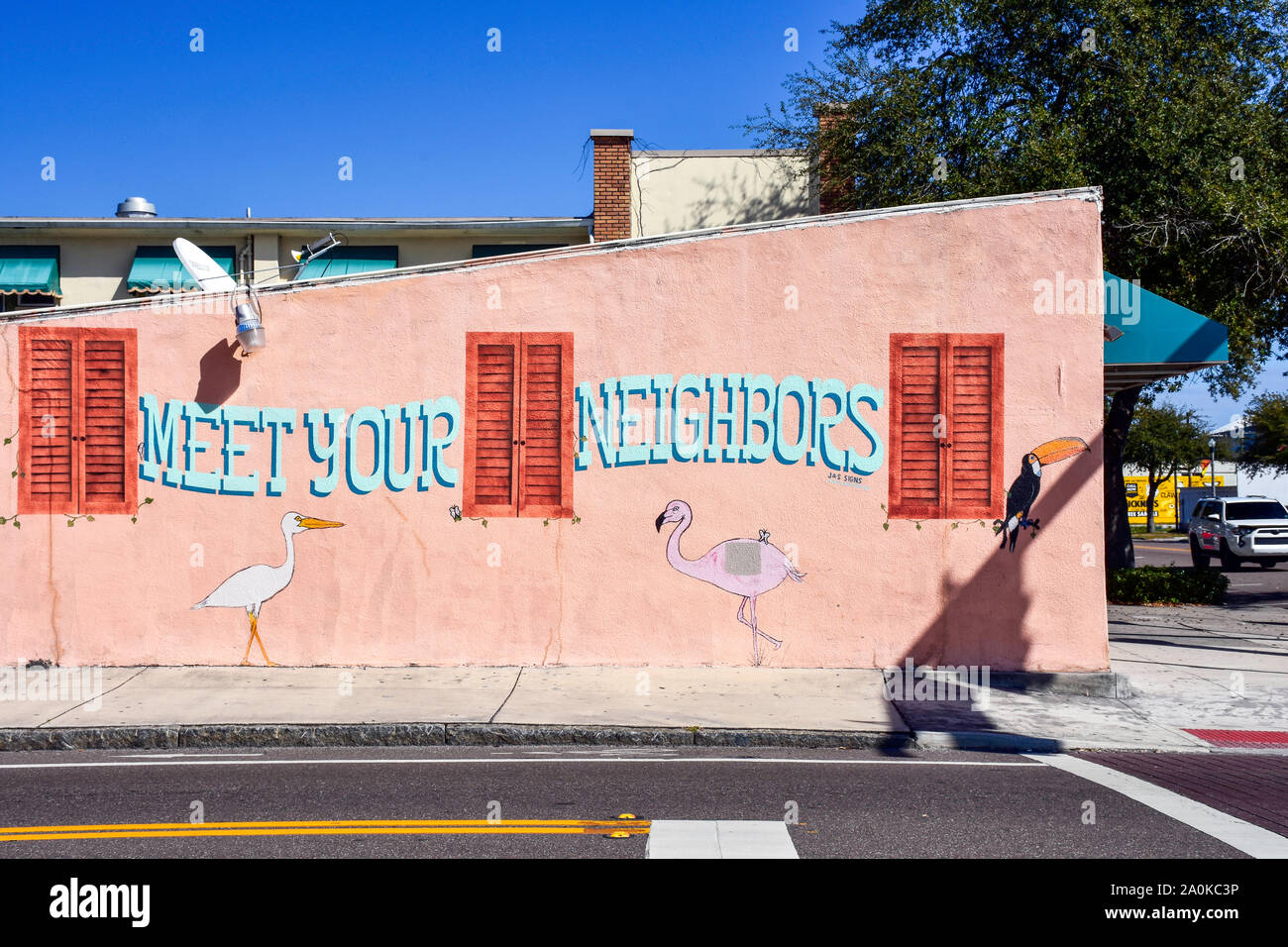 St. Petersburg, Florida, USA. Die zentrale Arts District bietet street art Touren. Die Wandmalereien von J und S Zeichen sind hier dargestellt. Stockfoto