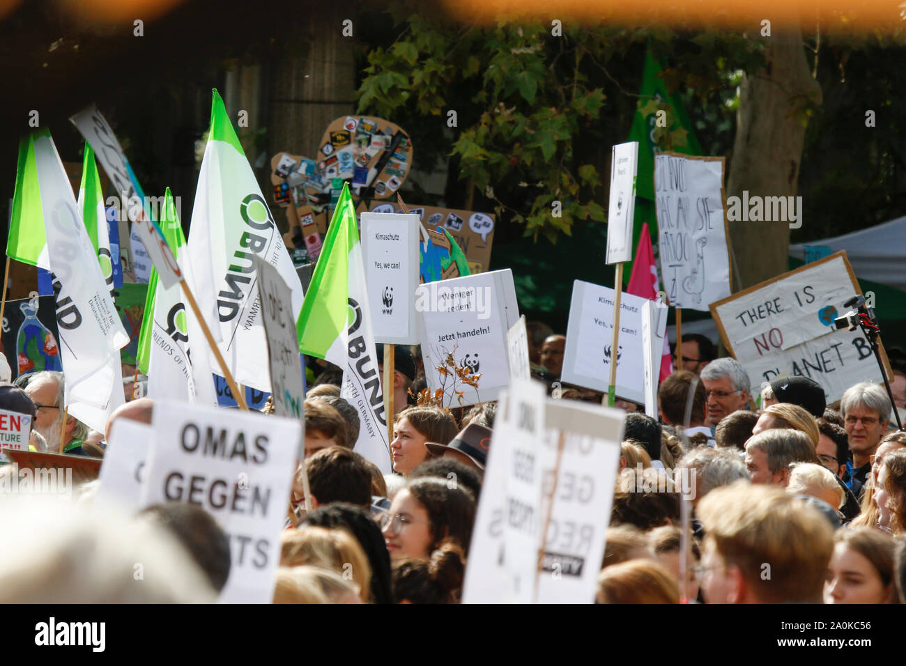 Frankfurt am Main, Deutschland. 20. September 2019. Tausende Demonstranten stand mit selbst gemachten Zeichen hören sich die Redner bei der Eröffnung Rallye. Über 20.000 junge Menschen marschierten durch Frankfurt gegen den Klimawandel zu protestieren und für die Einführung von Messungen gegen Sie. Der Protest war ein Teil einer globalen Klima Streik stattfand, weltweit, einschließlich in über 500 Städten in Deutschland. Stockfoto