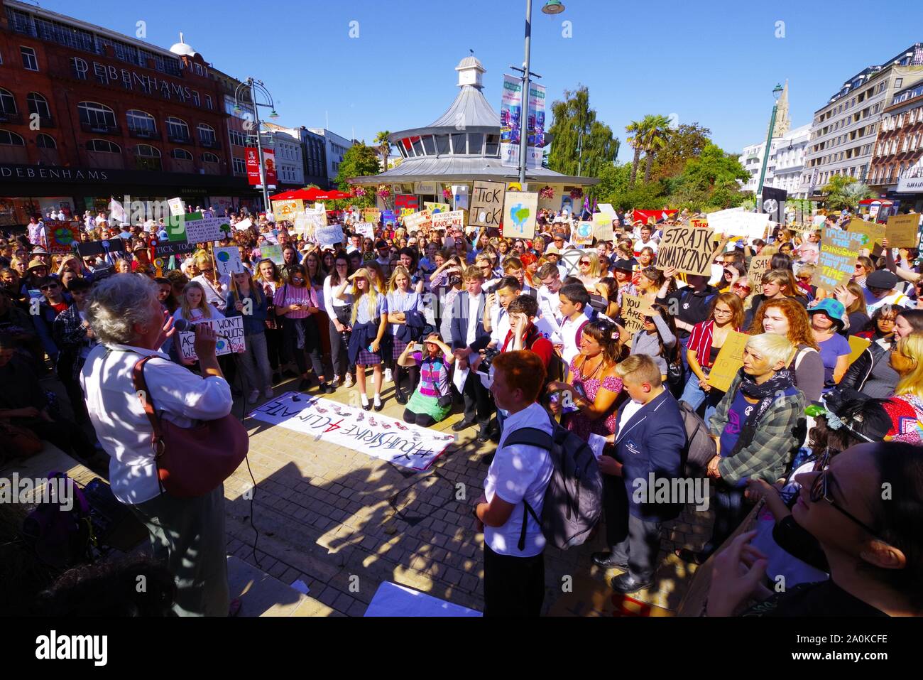 Hunderte in Bournemouth trat in das globale Klima Streik 20 th September 2019. Mit einer Versammlung in Bournemouth Square einen Aufruf zum Handeln auf die Auswirkungen des Klimawandels gemacht wurde. Die globale Streik wurde auf internationaler Ebene. Stockfoto