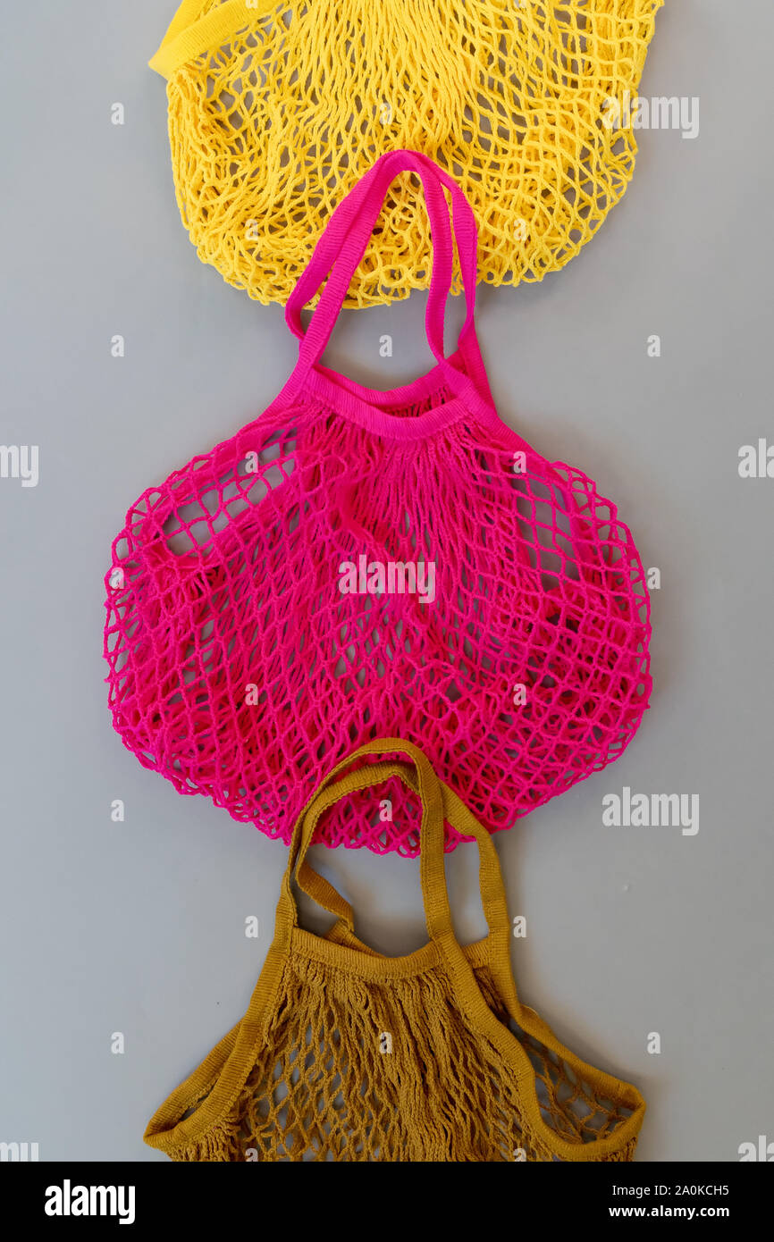 Drei wiederverwendbare Baumwolle Taschen oder Mesh Taschen und Message Board mit Text Null Abfall. Umweltfreundliches Konzept. Flach, Ansicht von oben Stockfoto