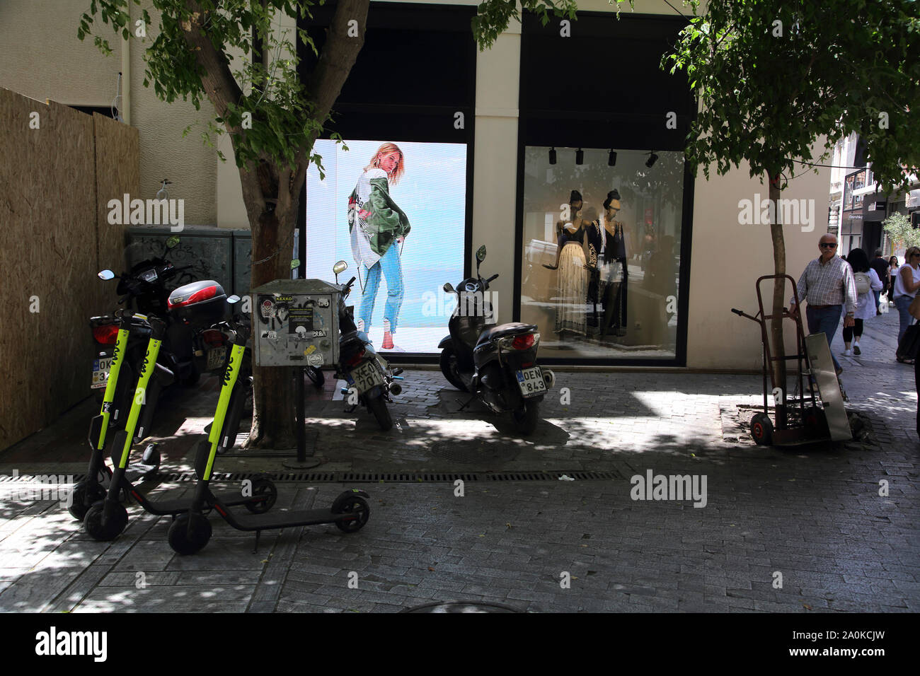 Athen Griechenland Ermou Elektroroller für Miete Stockfoto