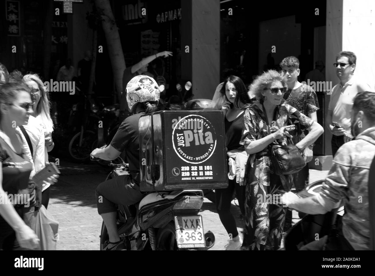 Nur pita Delivery Man auf Motorrad ermou Athen ATTIKA Griechenland Stockfoto