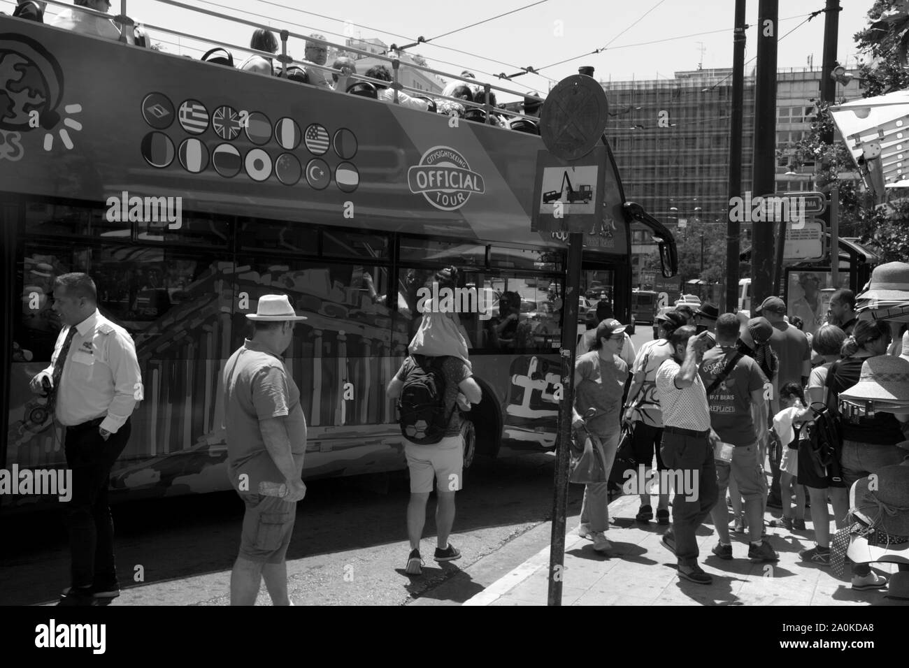 Sightseeing Bus und Touristen Syntagma Square Athen ATTIKA Griechenland Stockfoto