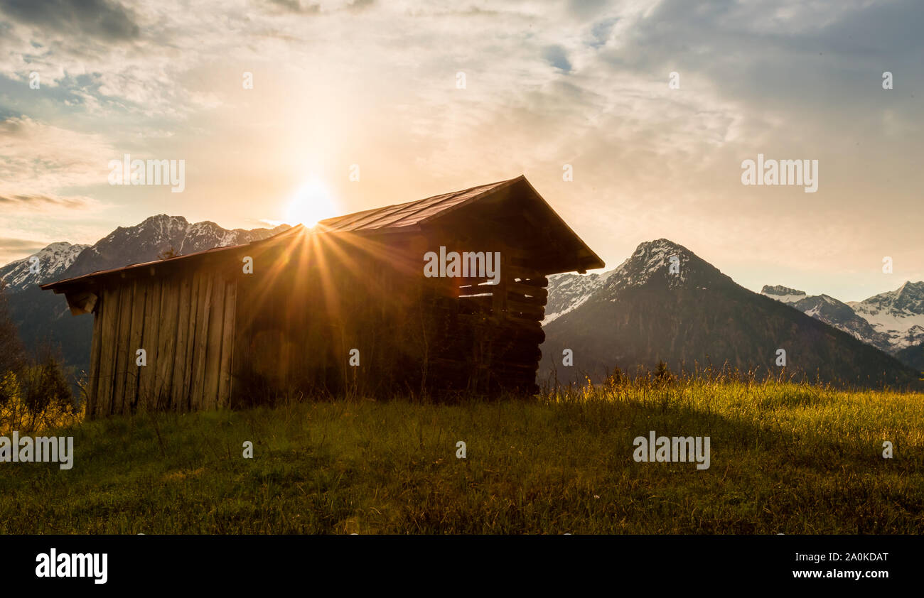 Scheune mit sunstar in den Bayerischen Alpen in der Nähe von Oberstdorf. Stockfoto