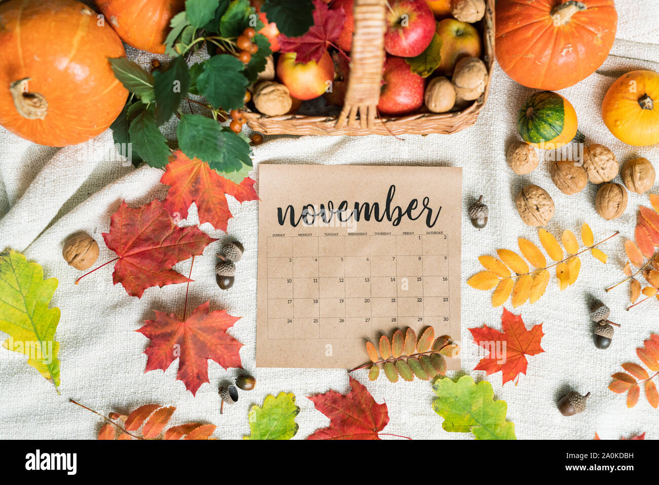 Blick von oben auf die November Kalender von Ernte und Blätter im Herbst umgeben Stockfoto