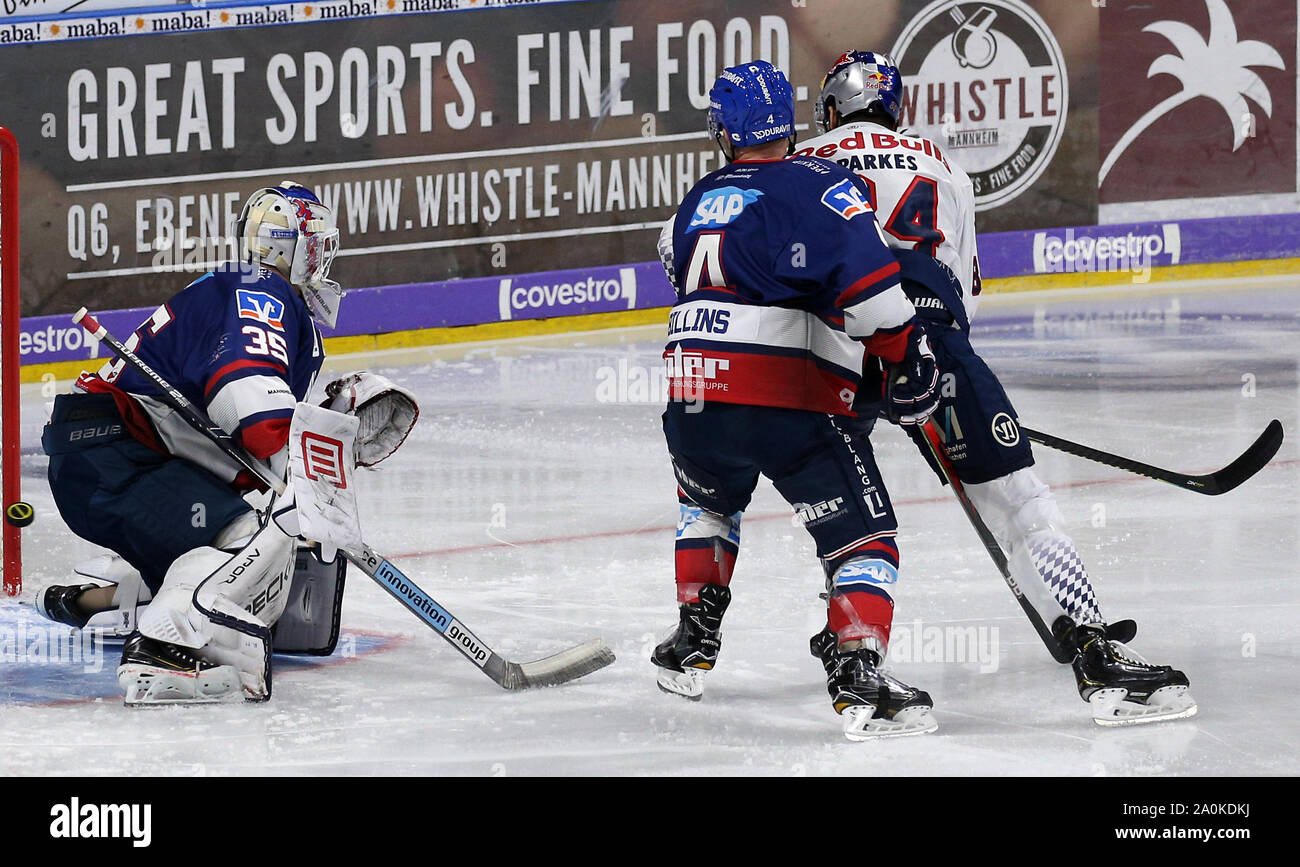 Mannheim, Deutschland. 20 Sep, 2019. Eishockey: DEL, Adler Mannheim - EHC Red Bull München, Hauptrunde, 3. Spieltag. Münchens trevor Parkes (r) zählte zu 2:1 gegen Mannheims Johan Gustafsson (l). Quelle: Michael Deines/dpa/Alamy leben Nachrichten Stockfoto