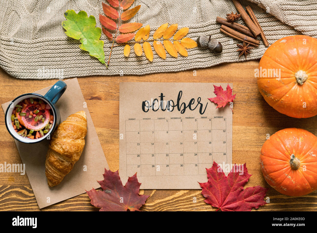 Oktober Kalender unter frisches Gebäck mit Kaffee, reife Kürbisse, Blätter und Gewürze Stockfoto