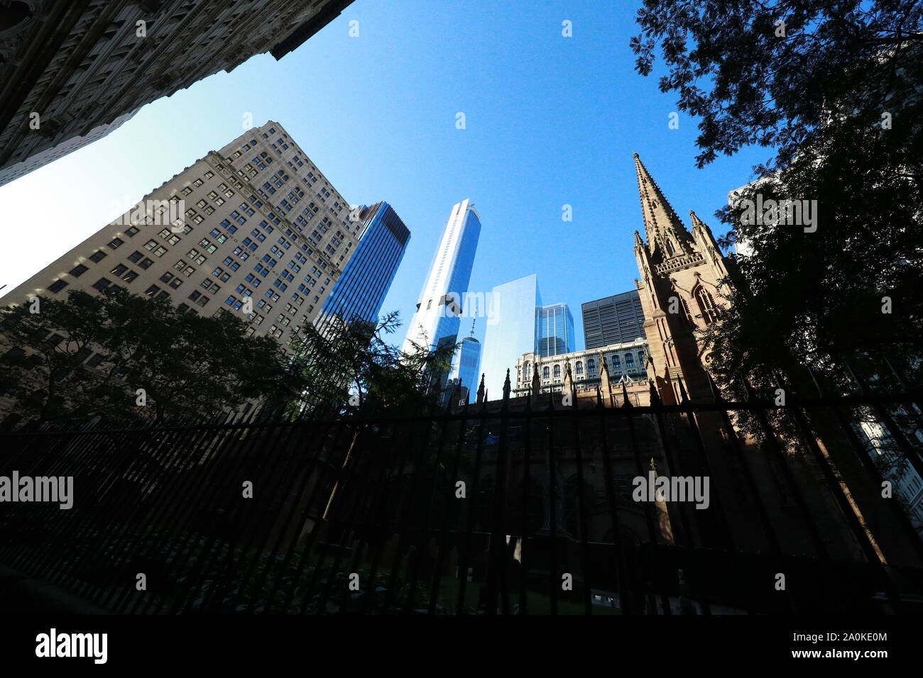 Vor dem 11. September waren die ursprünglichen Türme des World Trade Center vom Trinity Church Cemetery in Lower Manhattan aus zu sehen. Stockfoto