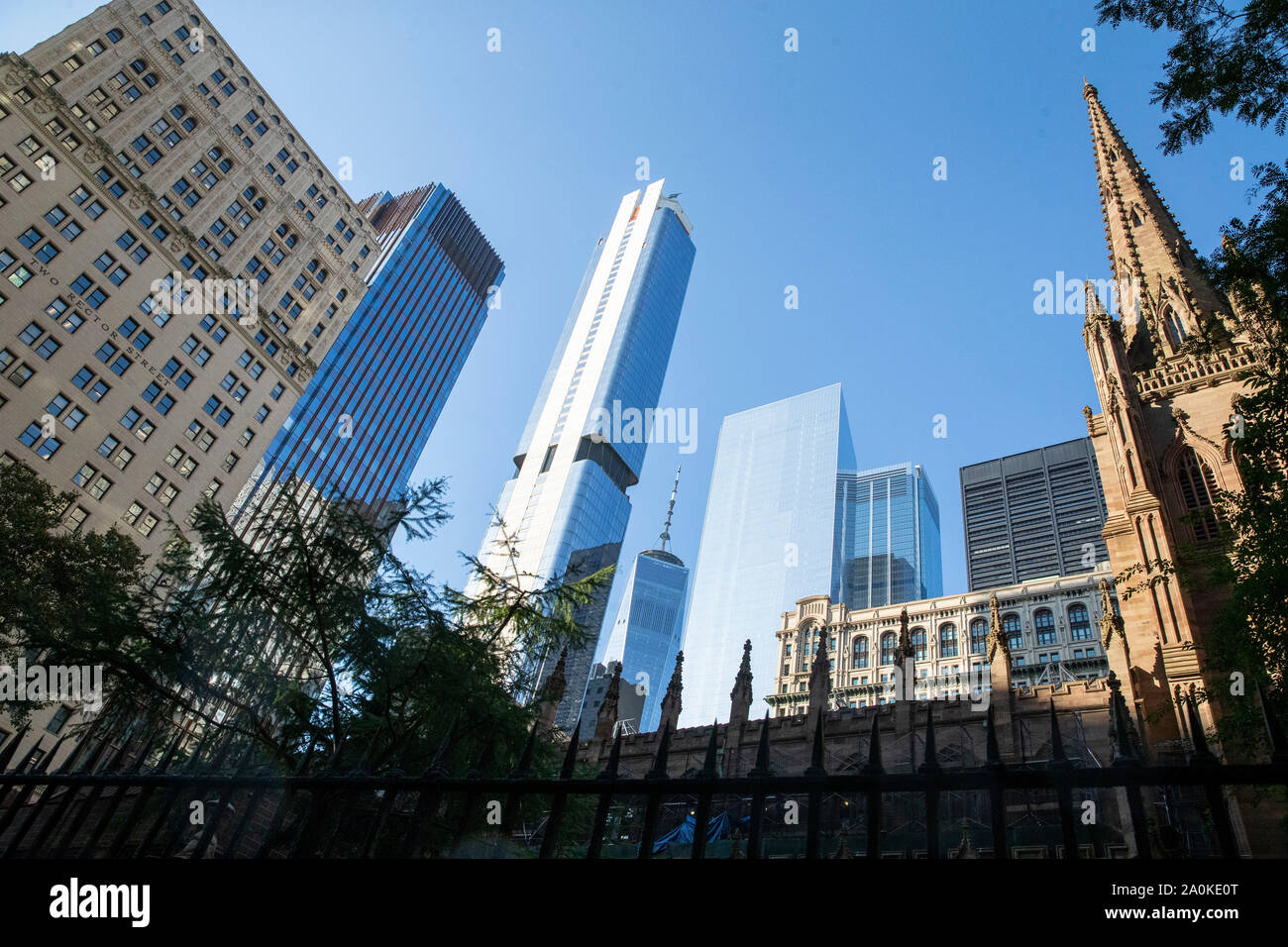 Vor dem 11. September waren die ursprünglichen Türme des World Trade Center vom Trinity Church Cemetery in Lower Manhattan aus zu sehen. Stockfoto