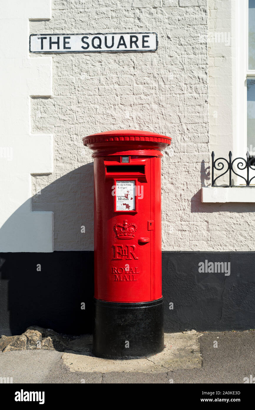 Traditionelle hell rot lackiert EIIR Säule box Mailbox-ER Postbox - der Royal Mail und für das Quadrat in Ramsbury, Wiltshire Zeichen Stockfoto