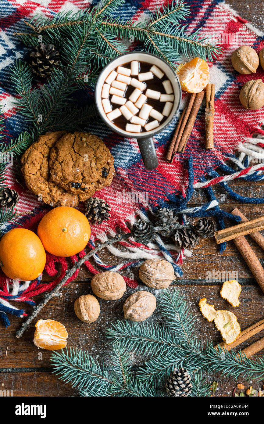 Weihnachten Symbole, traditionelle Lebensmittel und Gewürze andere Objekte auf hölzernen Tisch Stockfoto