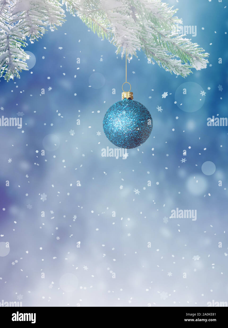 Weihnachten Hintergrund. Winter verschneite Tanne Zweig und blauen Himmel als Hintergrund. Christmas Ball. Winter Weihnachten Konzept. Stockfoto