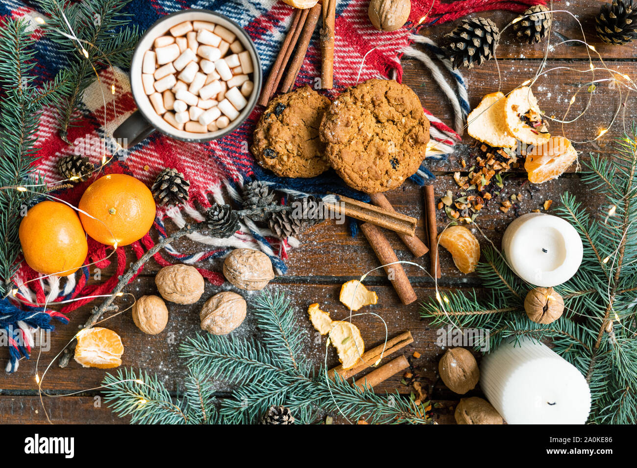 Weihnachten Hintergrund mit Getränken, Keksen und anderen traditionellen Speisen und Symbole Stockfoto
