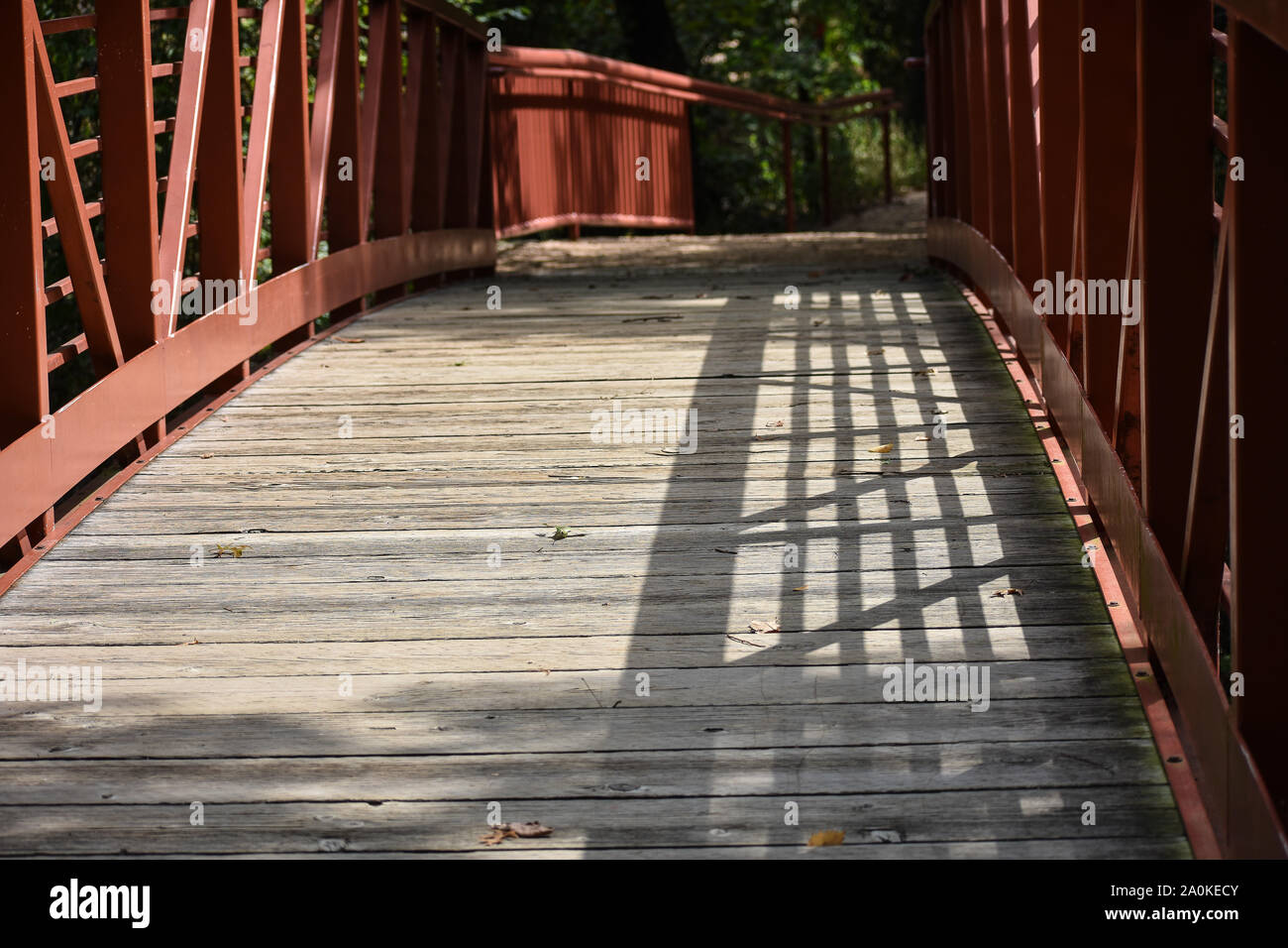 Schöne rote Brücke mit Baumkronen Stockfoto