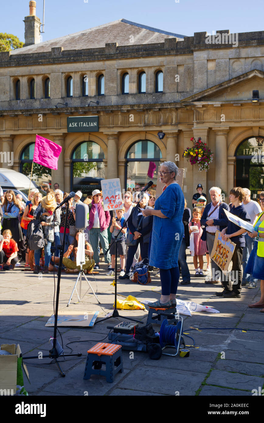 Eine Dame ihre Bedenken Adressierung auf globalen und Klimafragen während des laufenden globalen Streik an der Brunnen Marktplatz Stockfoto