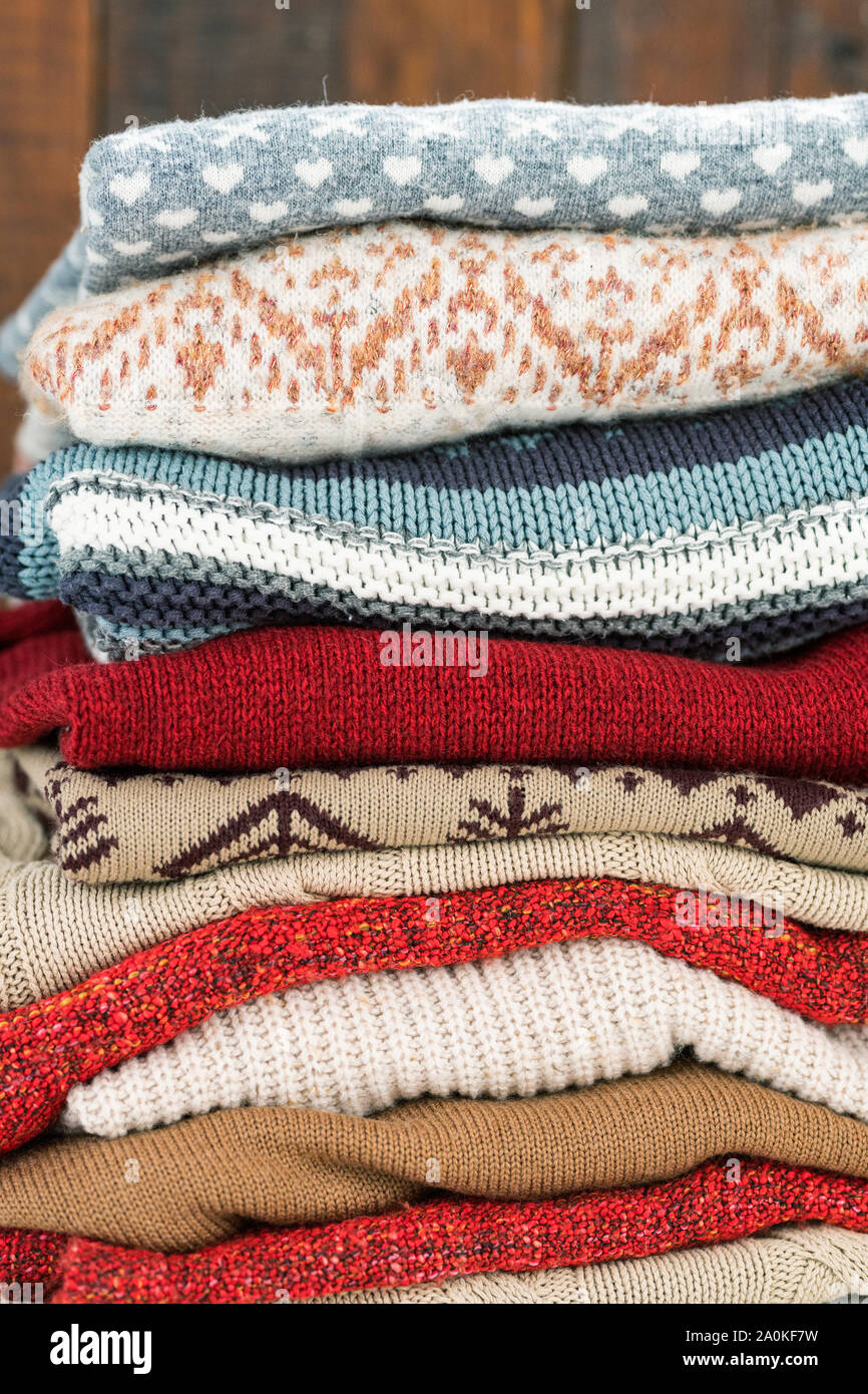 Gestrickte Pullover in verschiedenen Farben mit Ornamenten bereit für Herbst und Winter. Stockfoto