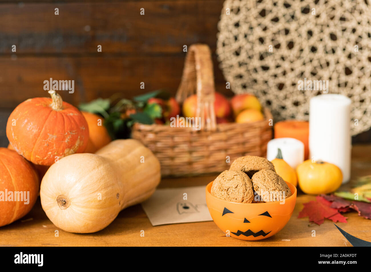 Gruppe von Reife Kürbisse, orange halloween Plastik Schüssel mit Cookies Stockfoto