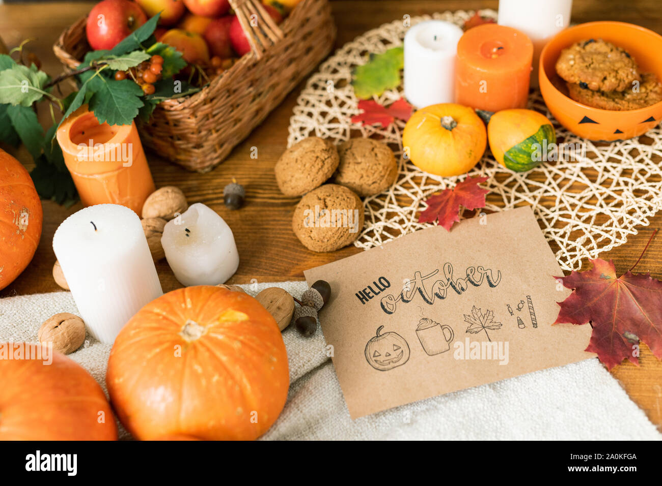 Oktober Hintergrund mit traditionellen Symbole, Objekte und Essen auf hölzernen Tisch Stockfoto