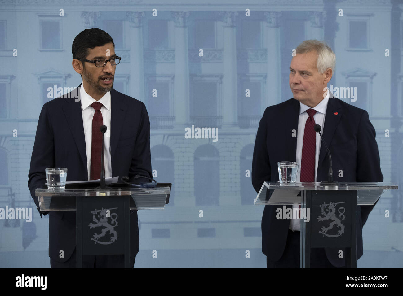 Helsinki, Finnland. 20 Sep, 2019. Google CEO Sundar Pichai (L) nimmt an einer gemeinsamen Pressekonferenz mit den finnischen Premierminister Antti Rinne in Helsinki, Finnland, an Sept. 20, 2019. Google CEO Sundar Pichai sagte hier am Freitag, dass der Internetkonzern entschieden hatte zu investieren 3 Milliarden Euro (3,3 Milliarden US-Dollar) seine Rechenzentren in Europa über die nächsten zwei Jahre zu erweitern. Quelle: Xinhua/Alamy leben Nachrichten Stockfoto