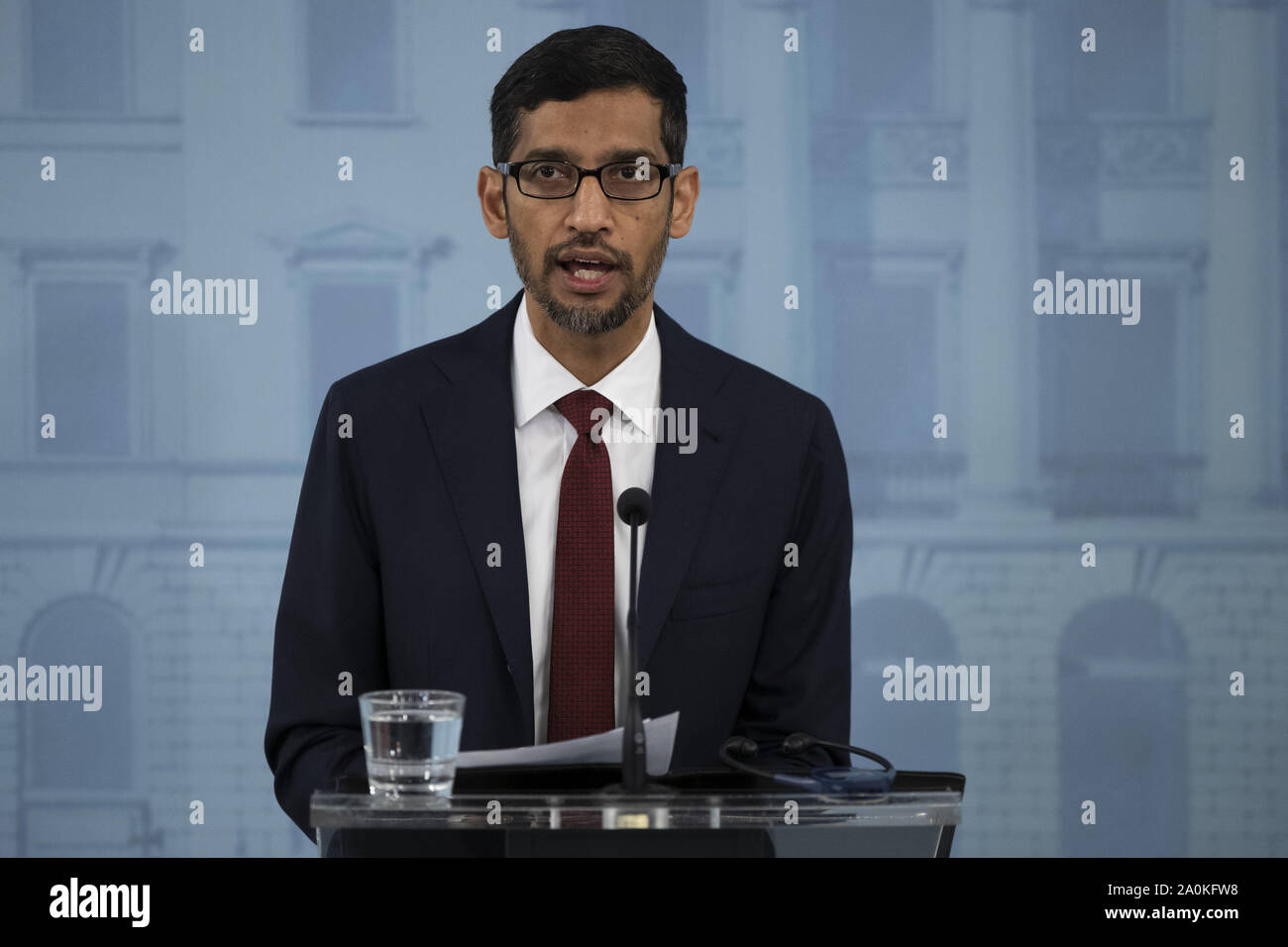 Helsinki, Finnland. 20 Sep, 2019. Google CEO Sundar Pichai nimmt an einer gemeinsamen Pressekonferenz mit den finnischen Premierminister Antti Rinne (nicht im Bild) in Helsinki, Finnland, an Sept. 20, 2019. Google CEO Sundar Pichai sagte hier am Freitag, dass der Internetkonzern entschieden hatte zu investieren 3 Milliarden Euro (3,3 Milliarden US-Dollar) seine Rechenzentren in Europa über die nächsten zwei Jahre zu erweitern. Quelle: Xinhua/Alamy leben Nachrichten Stockfoto
