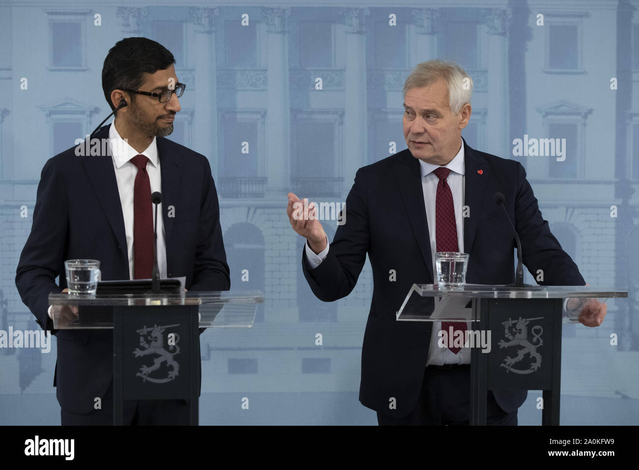 Helsinki, Finnland. 20 Sep, 2019. Google CEO Sundar Pichai (L) nimmt an einer gemeinsamen Pressekonferenz mit den finnischen Premierminister Antti Rinne in Helsinki, Finnland, an Sept. 20, 2019. Google CEO Sundar Pichai sagte hier am Freitag, dass der Internetkonzern entschieden hatte zu investieren 3 Milliarden Euro (3,3 Milliarden US-Dollar) seine Rechenzentren in Europa über die nächsten zwei Jahre zu erweitern. Quelle: Xinhua/Alamy leben Nachrichten Stockfoto