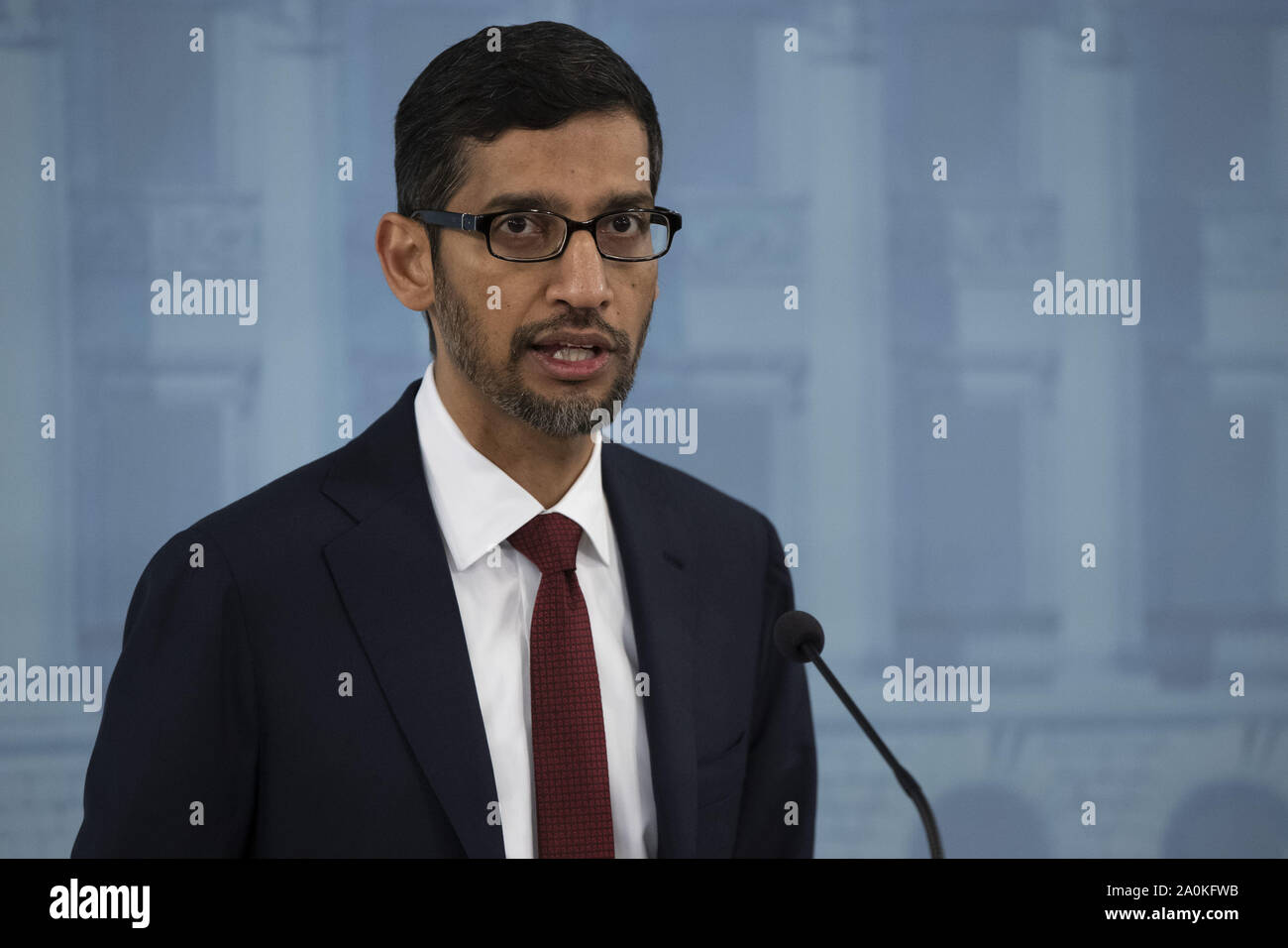 Helsinki, Finnland. 20 Sep, 2019. Google CEO Sundar Pichai nimmt an einer gemeinsamen Pressekonferenz mit den finnischen Premierminister Antti Rinne (nicht im Bild) in Helsinki, Finnland, an Sept. 20, 2019. Google CEO Sundar Pichai sagte hier am Freitag, dass der Internetkonzern entschieden hatte zu investieren 3 Milliarden Euro (3,3 Milliarden US-Dollar) seine Rechenzentren in Europa über die nächsten zwei Jahre zu erweitern. Quelle: Xinhua/Alamy leben Nachrichten Stockfoto