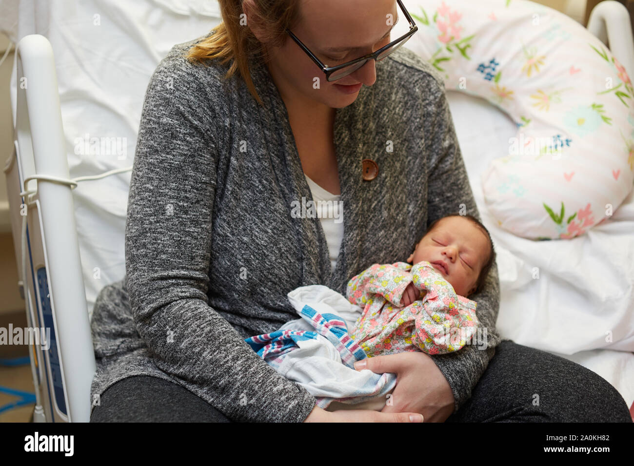 Neugeborene Mädchen werden durch die Mutter im Krankenhaus Stockfoto