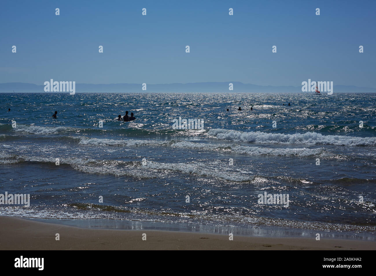 Silhouette von Menschen schwimmen im Meer, Patras, Griechenland Stockfoto
