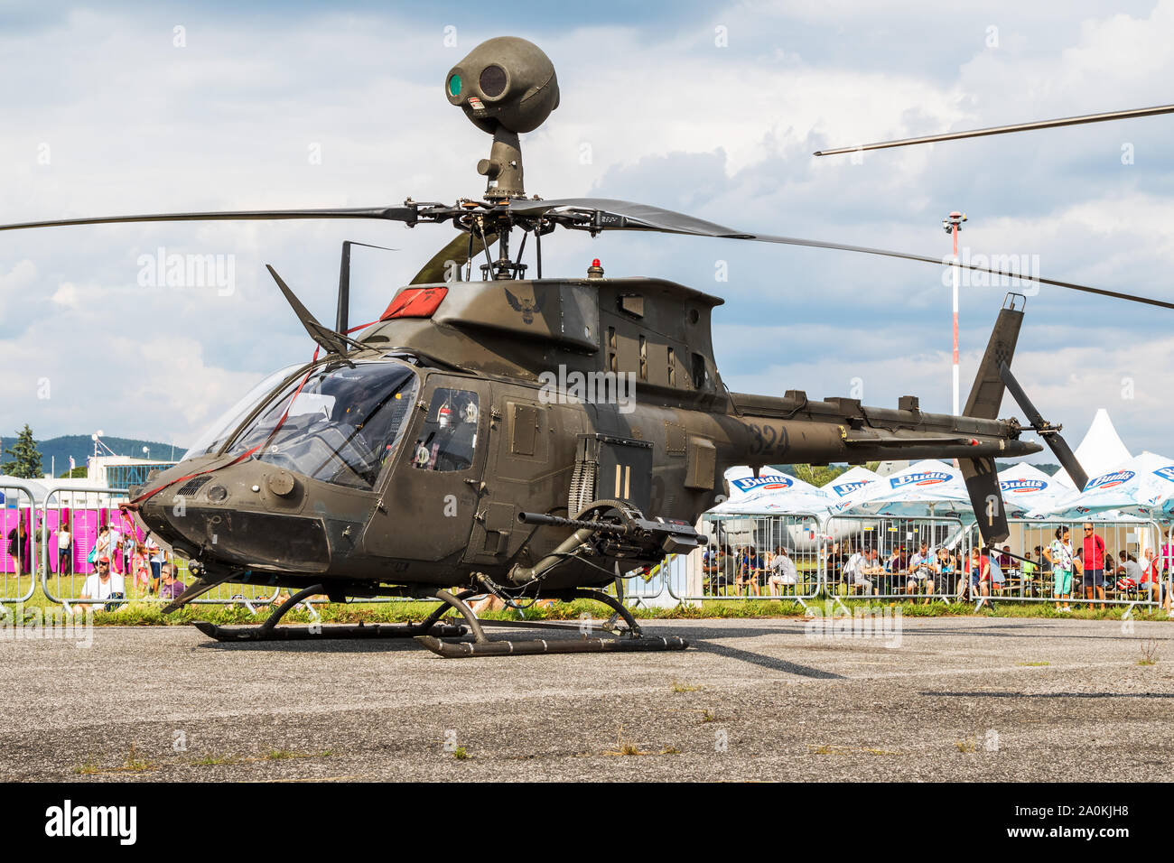 Sliac/Slowakei - August 3, 2019: Kroatische Luftwaffe Bell OH-58D Kiowa Warrior 324 Kampfhubschrauber Static Display am SIAF slowakischen International Air Stockfoto