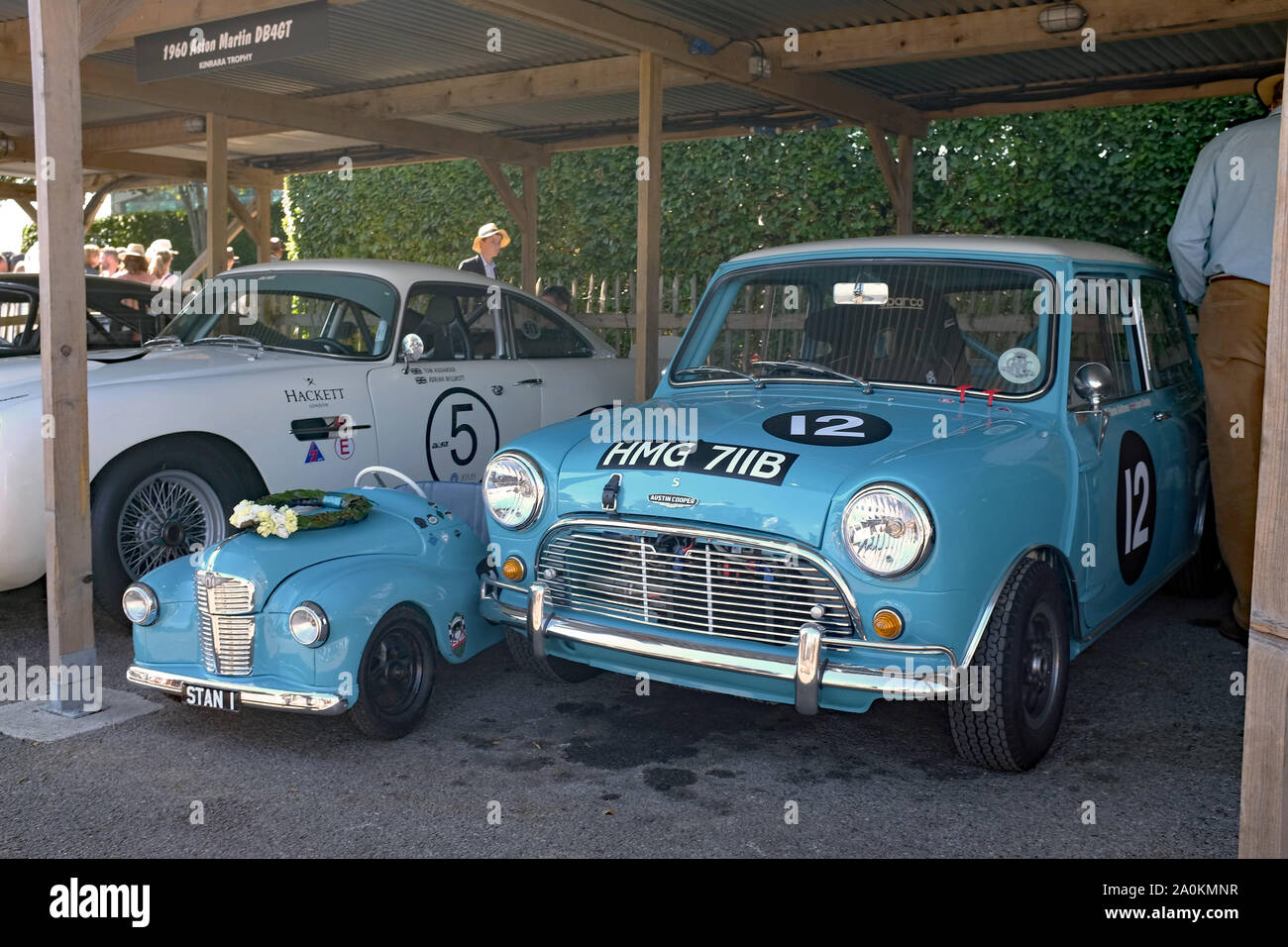 September 2019 - Austin Mini Cooper S und Austin J40 in den passenden blauen Farben im Fahrerlager beim Goodwood Revival Race Meeting Stockfoto