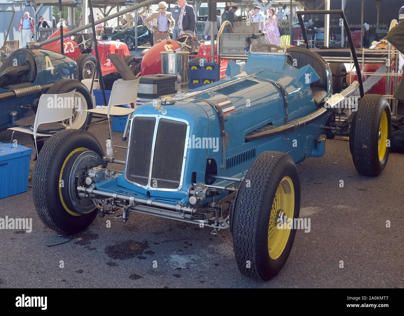 September 2019 - klassische Rennwagen im Fahrerlager am Goodwood Revival Stockfoto