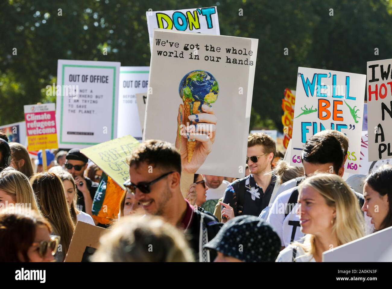 London, Großbritannien. 21. Juli, 2019. Die Demonstranten halten Plakate hoch, während der Demonstrationen. Hunderte von jungen Menschen weltweit Hand in Hand in die Dritte derartige weltweite globale Klima Streik und es ist der größte Tag der Demonstrationen in der Geschichte sein wird. Credit: Dinendra Haria/SOPA Images/ZUMA Draht/Alamy leben Nachrichten Stockfoto