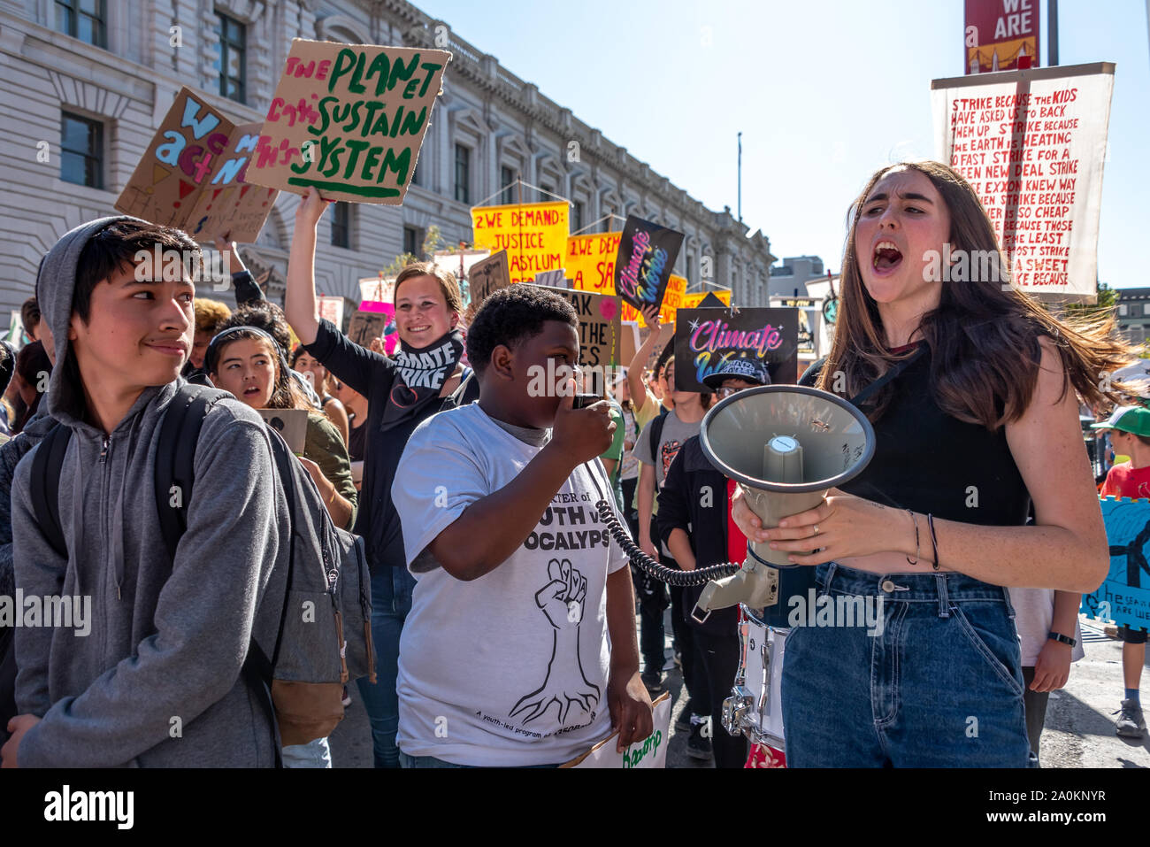 San Francisco, USA. 20. September, 2019. Bildungsstreik für Klima März, eine von vielen globalen Klimawandel Proteste an diesem Tag rund um die Welt. Teens stand mit einem Megaphon Singen als der März beginnt. Credit: Shelly Rivoli Stockfoto
