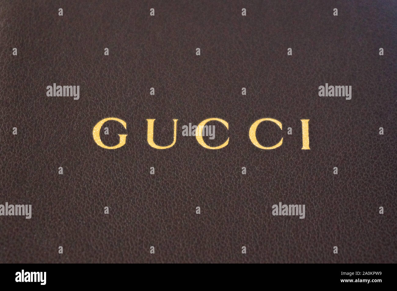 Gucci Logo auf braunem Hintergrund goldenen Buchstaben Stockfotografie -  Alamy